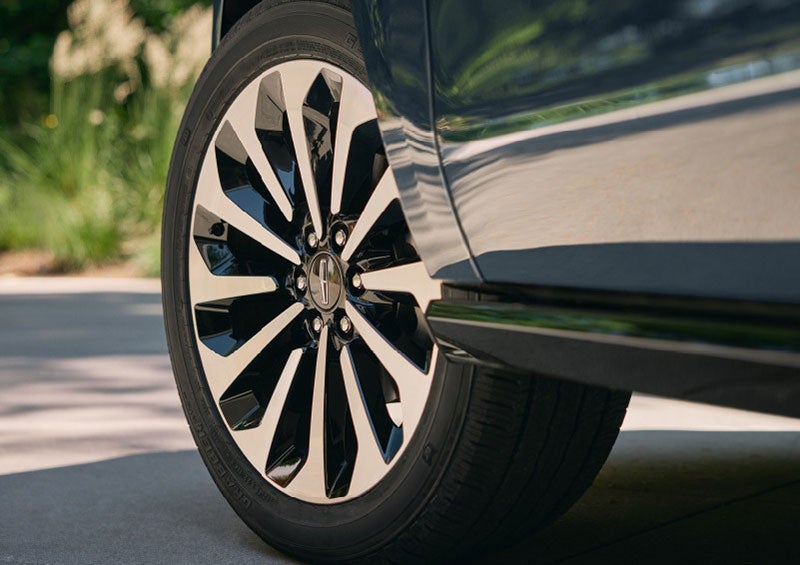 A detail shot of the Navigator® Reserve model with available 22-inch, 12-spoke brightmachined aluminum wheels. | Haldeman Lincoln in Allentown PA