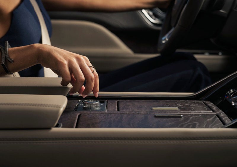 A hand is about to turn the Lincoln Drive Modes knob on the center console. | Haldeman Lincoln in Allentown PA